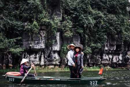 découvrez ninh thuận, une région côtière du vietnam réputée pour ses paysages magnifiques, ses plages de sable fin et son riche patrimoine culturel. explorez les sites historiques, la gastronomie locale et les activités en plein air qui font du ninh thuận une destination incontournable pour les amateurs de nature et d'aventure.