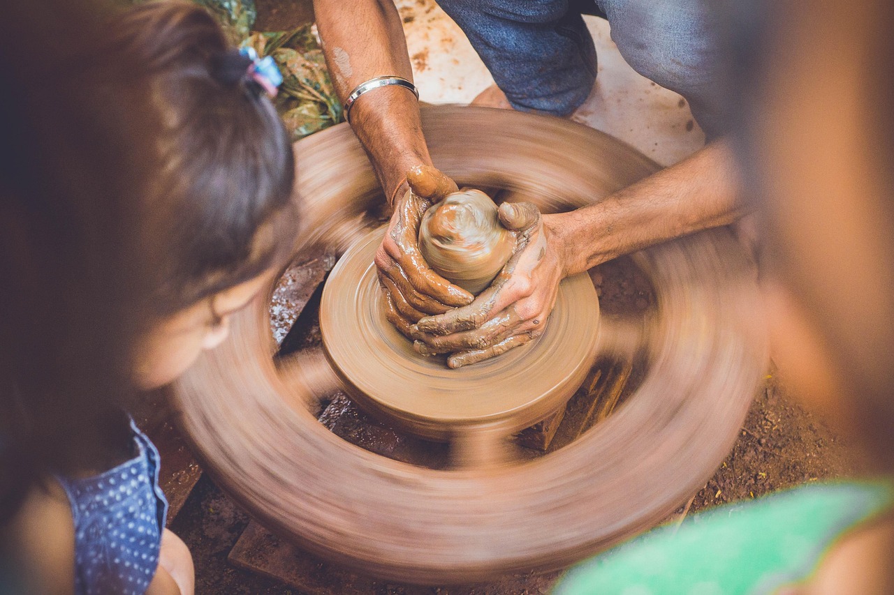 découvrez l'art du savoir-faire artisanal, où passion et précision se rencontrent pour créer des pièces uniques et authentiques. plongez dans l'univers du craftsmanship, où chaque détail compte et chaque création raconte une histoire.