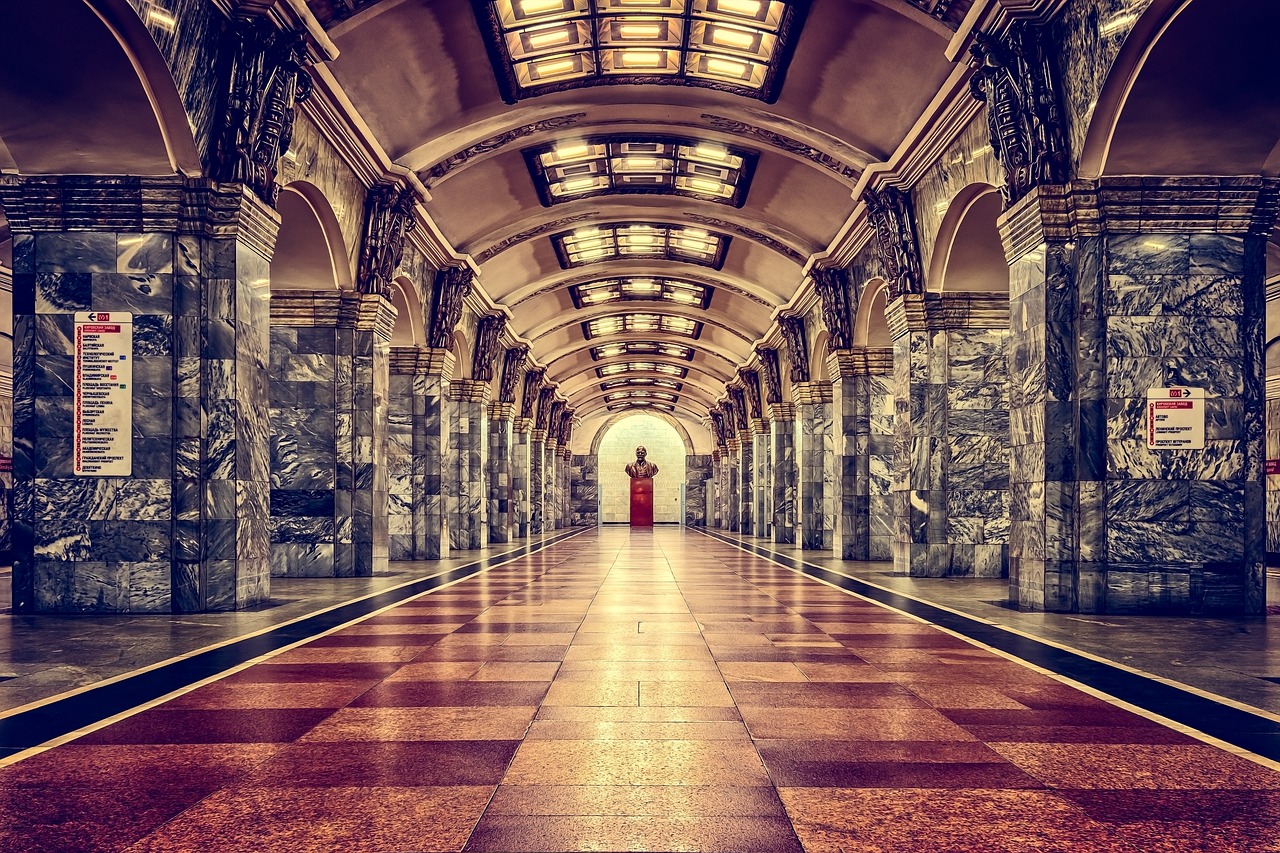 découvrez saint-pétersbourg, la magnifique ville russe aux canaux pittoresques, riche en histoire, en culture et en architecture époustouflante. explorez ses musées renommés, ses palais majestueux et ses charmantes ruelles tout en vous imprégnant de l'atmosphère unique de cette destination captivante.